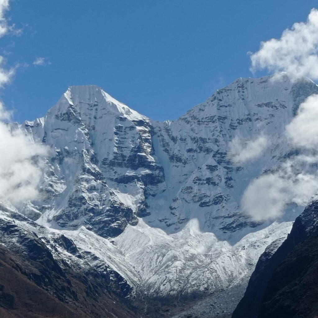 западная стена горы Мингбо Эйгер / Мингбо Идер (Mingbo Eiger / Minbo Ider, 6071 метров).