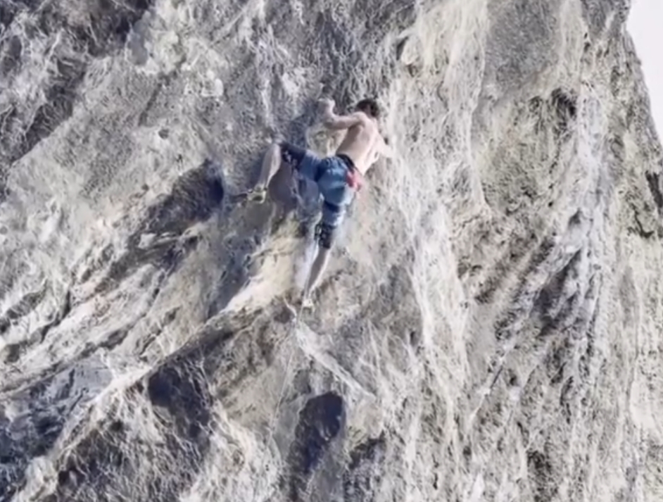 Адам Ондра (Adam Ondra) на маршруте  "Erebor" категории 9b