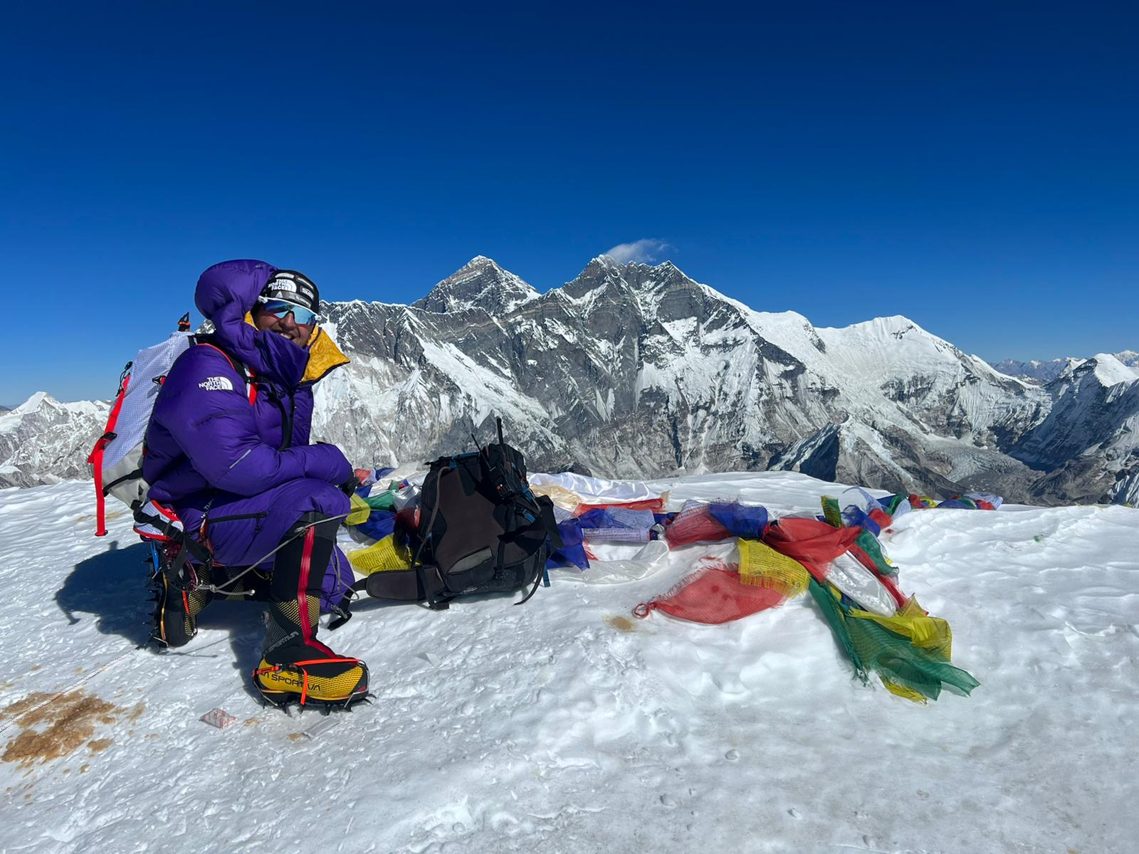 Симоне Моро (Simone Moro) на вершине Ама-Даблам (Ama Dablam). 20 декабря 2021 года. Фото Simone Moro