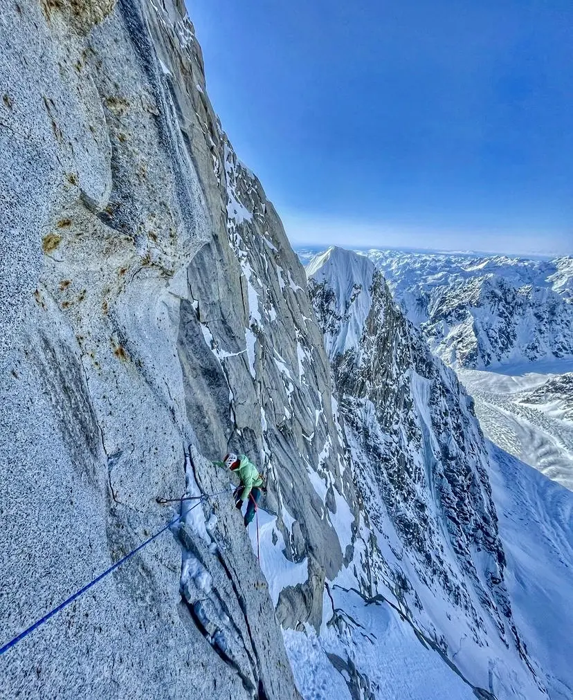 1200-метровый "Гарвардский маршрут" (Harvard Route) на горе Хантингтон (Huntington, 3731 м) на Аляске. Фото Anna Pfaff