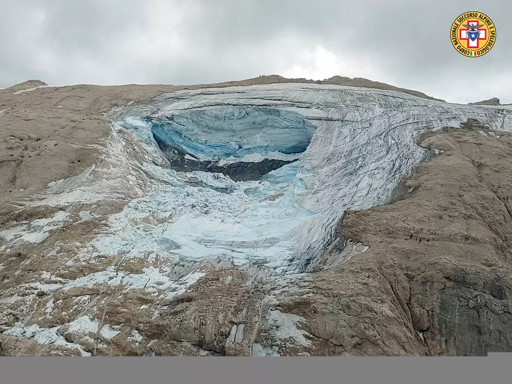 Місце, де відірвався фрагмент льодовика. Фото: Soccorso Alpino e Speleologico Veneto - CNSAS