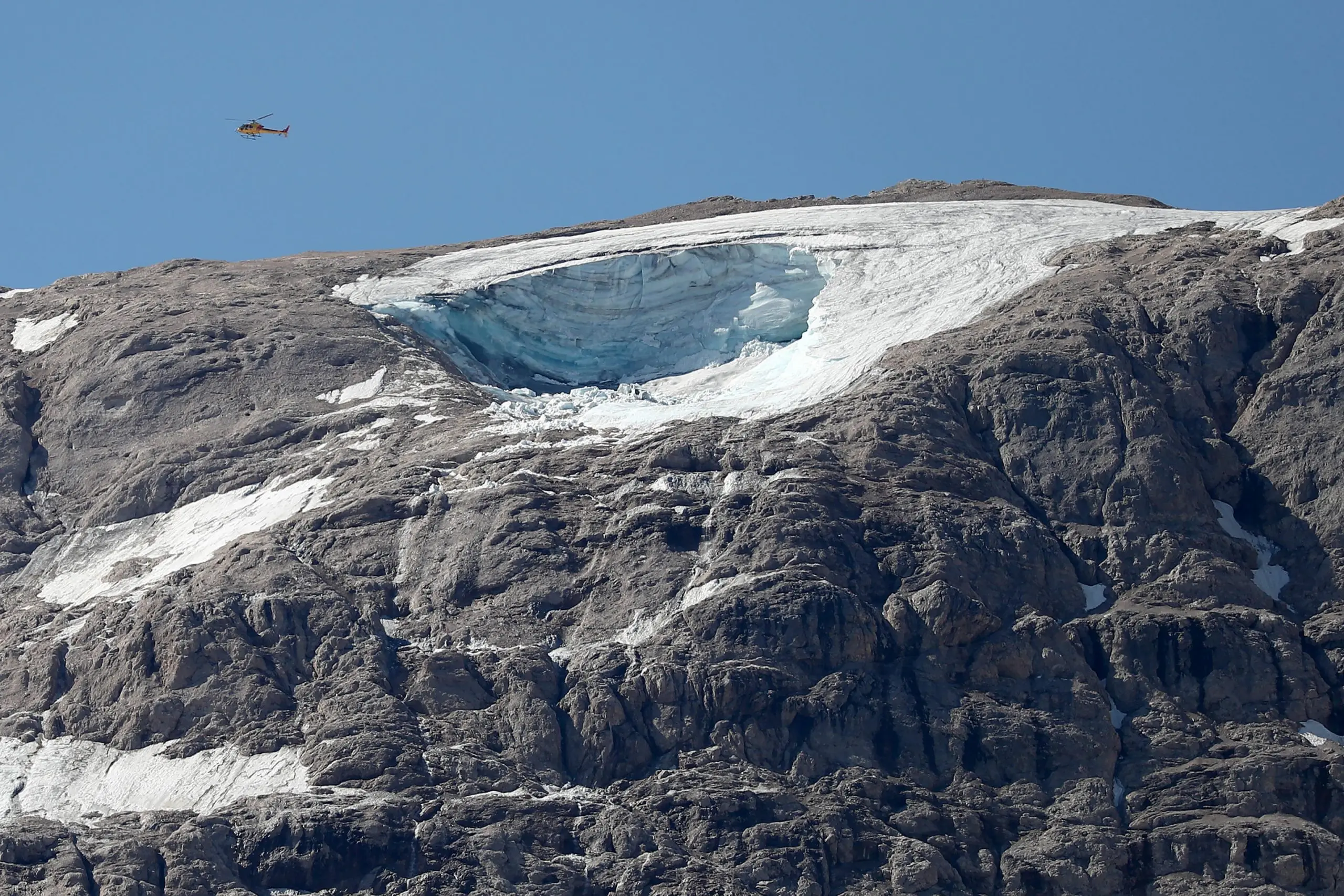 Місце, де відірвався фрагмент льодовика. Фото: Soccorso Alpino e Speleologico Veneto - CNSAS