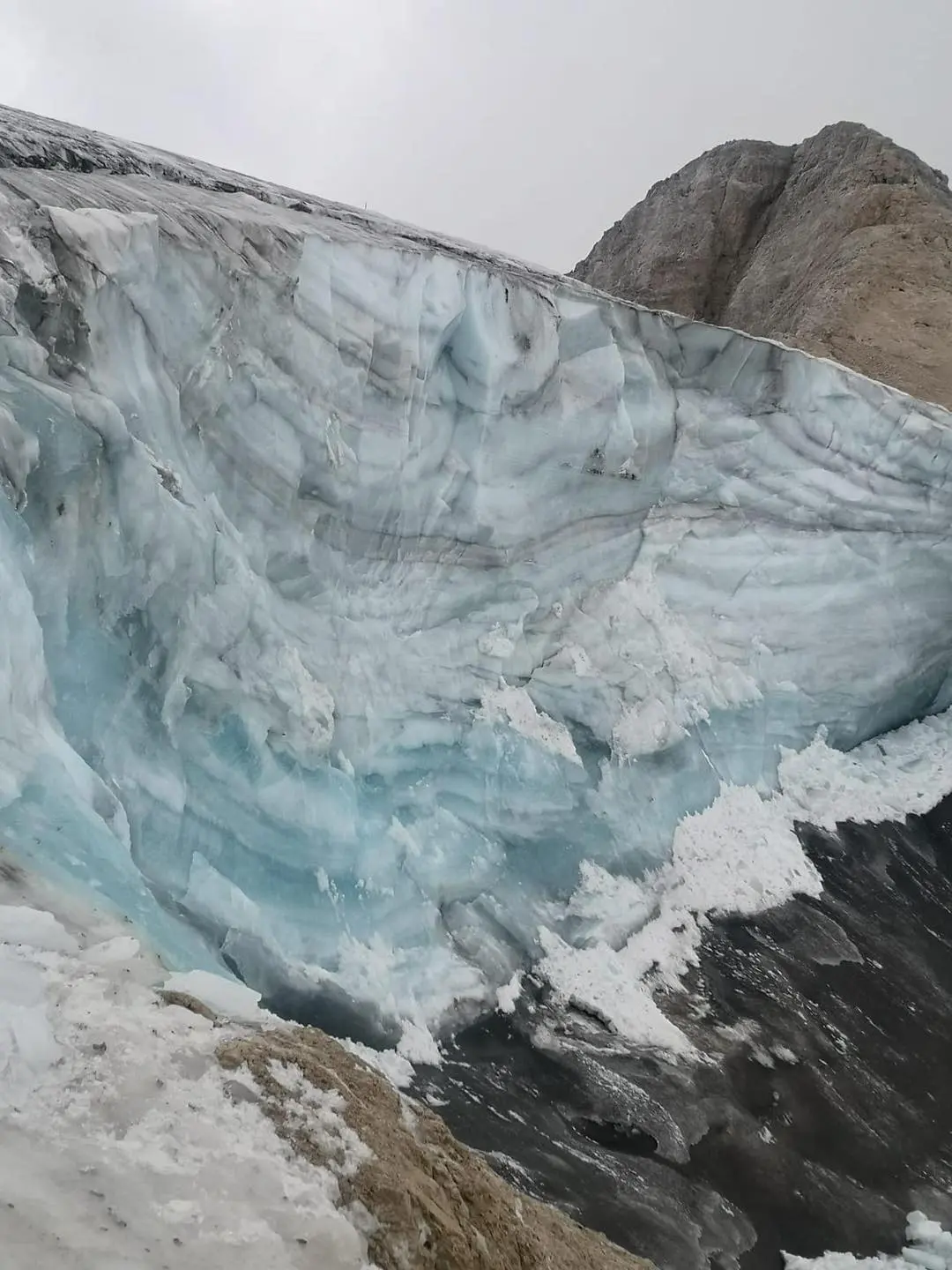 Місце, де відірвався фрагмент льодовика. Фото: Soccorso Alpino e Speleologico Veneto - CNSAS