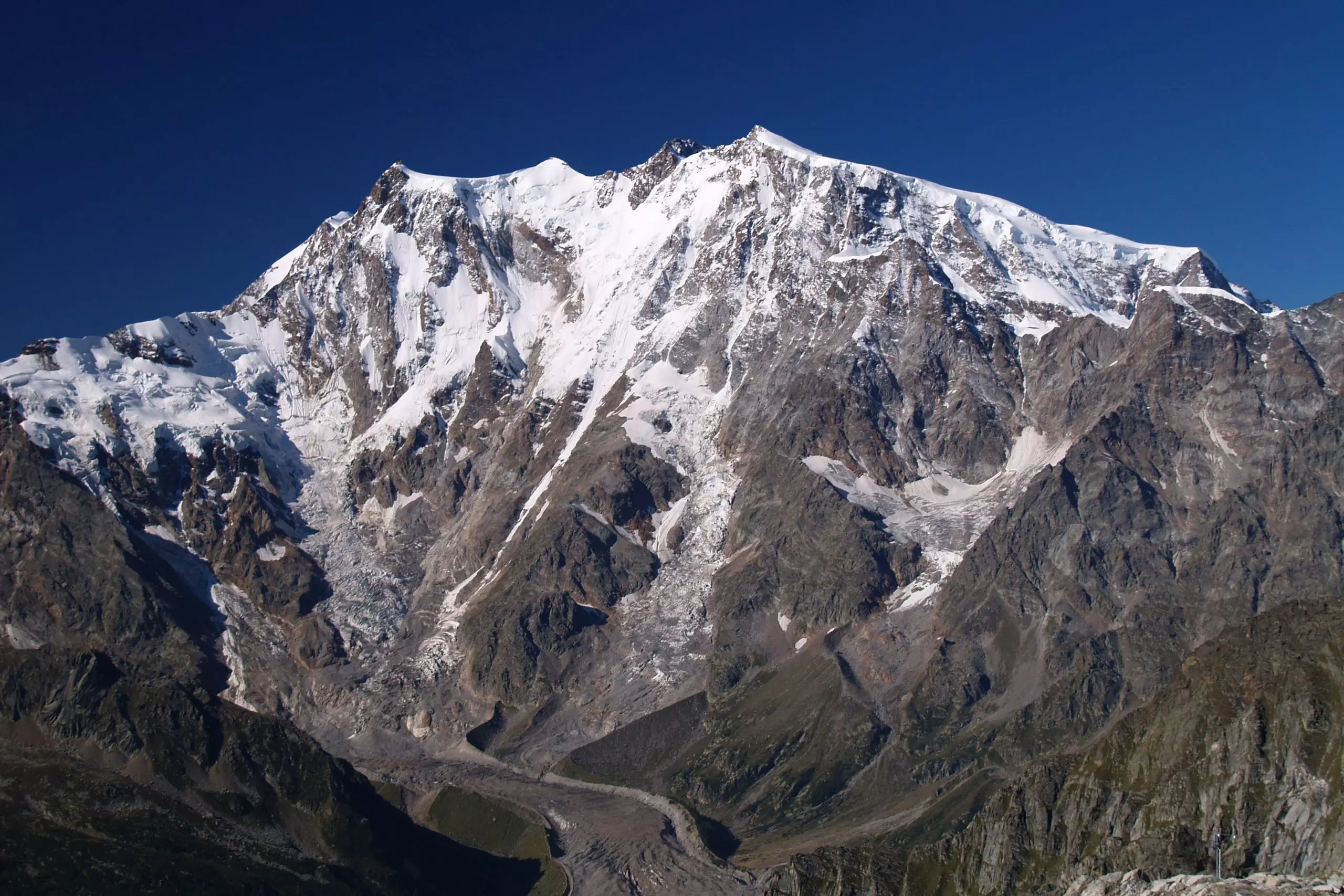 Східна сторона массивуl Monte Rosa вид с Макуньяга. Фото wikimedia commons