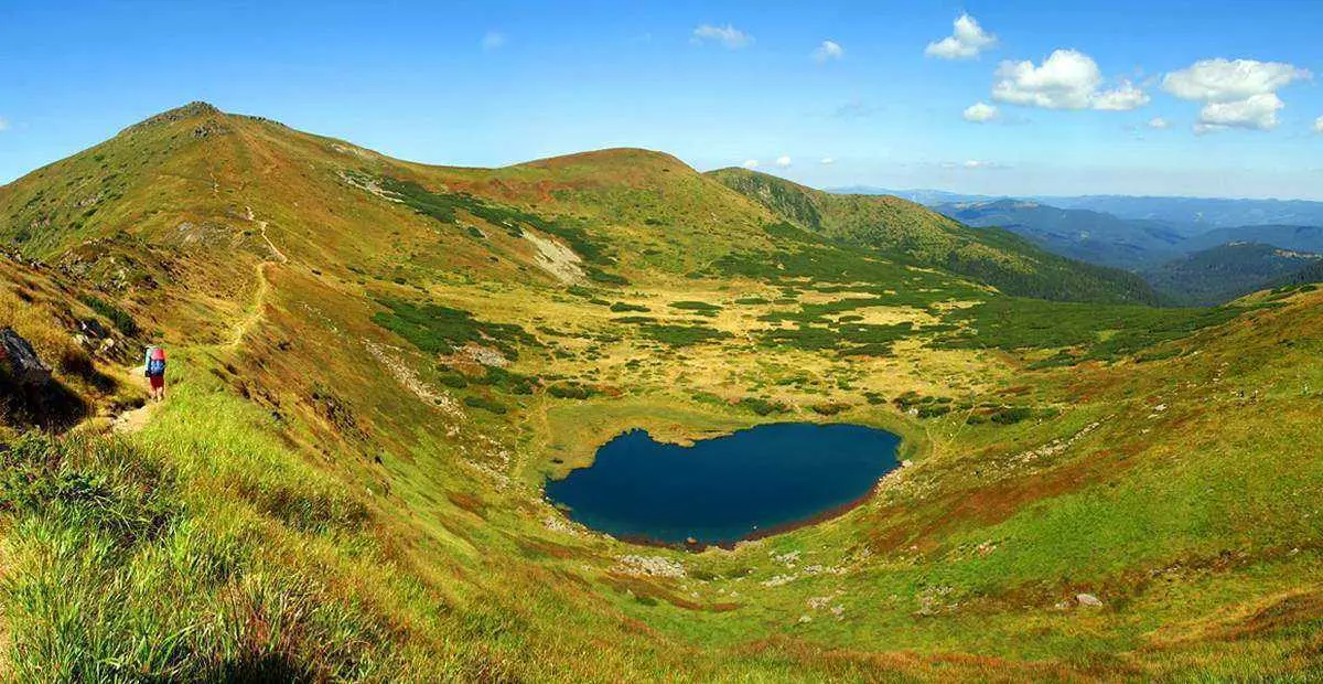 Озеро Несамовите на схилі г. Туркул. Фото https :// karpaty . love/