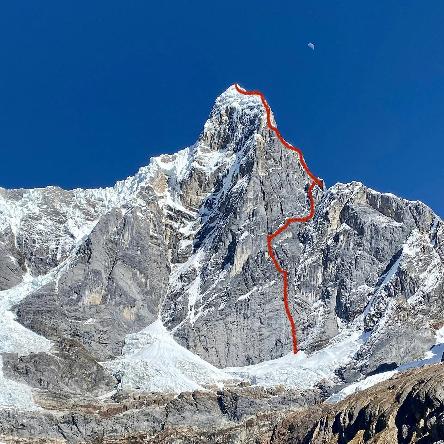 «Італійський маршрут» (Italian Route), 5.13a M7 WI6, 1000м на пік Невадо Джирішанка (Nevado Jirishanca) висотою 6094 метра в Кордильєрах Уайхуаш, Перу. Фото Josh Wharton, Vince Anderson