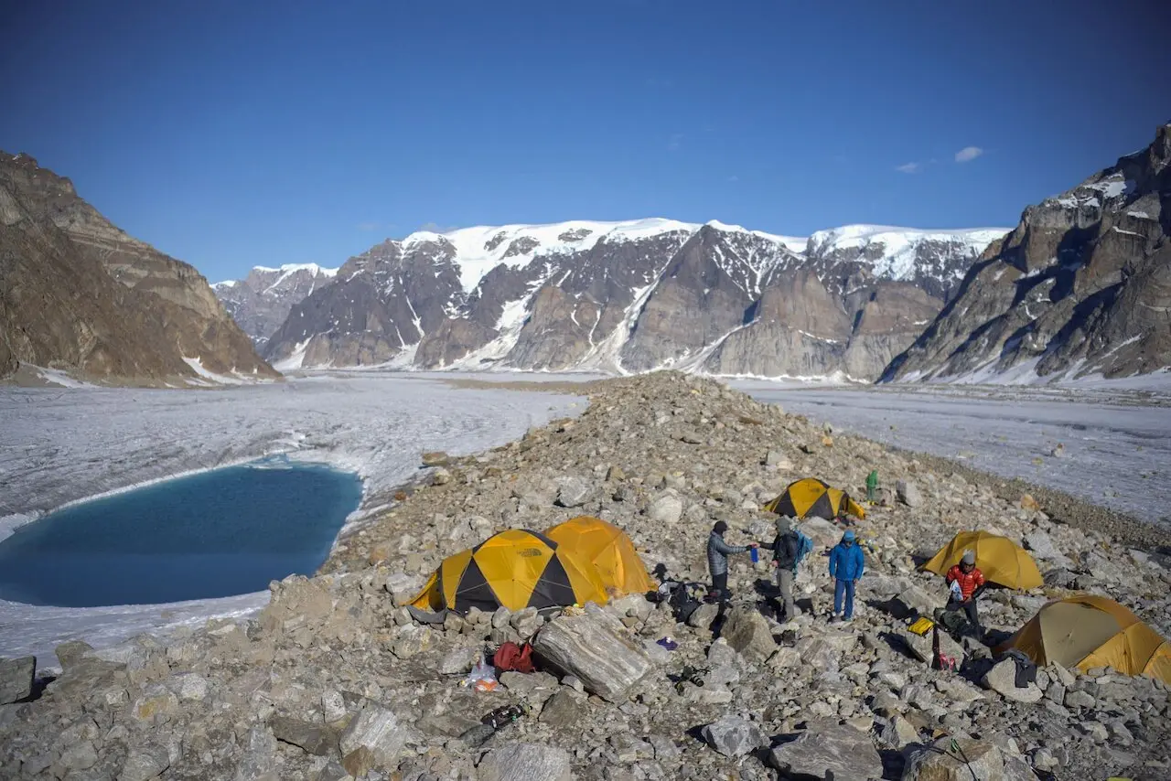 фьорд Нордвестфьорд (Nordvestfjord), який входить до складу Скорсбі – самої великої системи фьордів у світі, що лежить на сході Гренландії. Фото Hannes Grobe