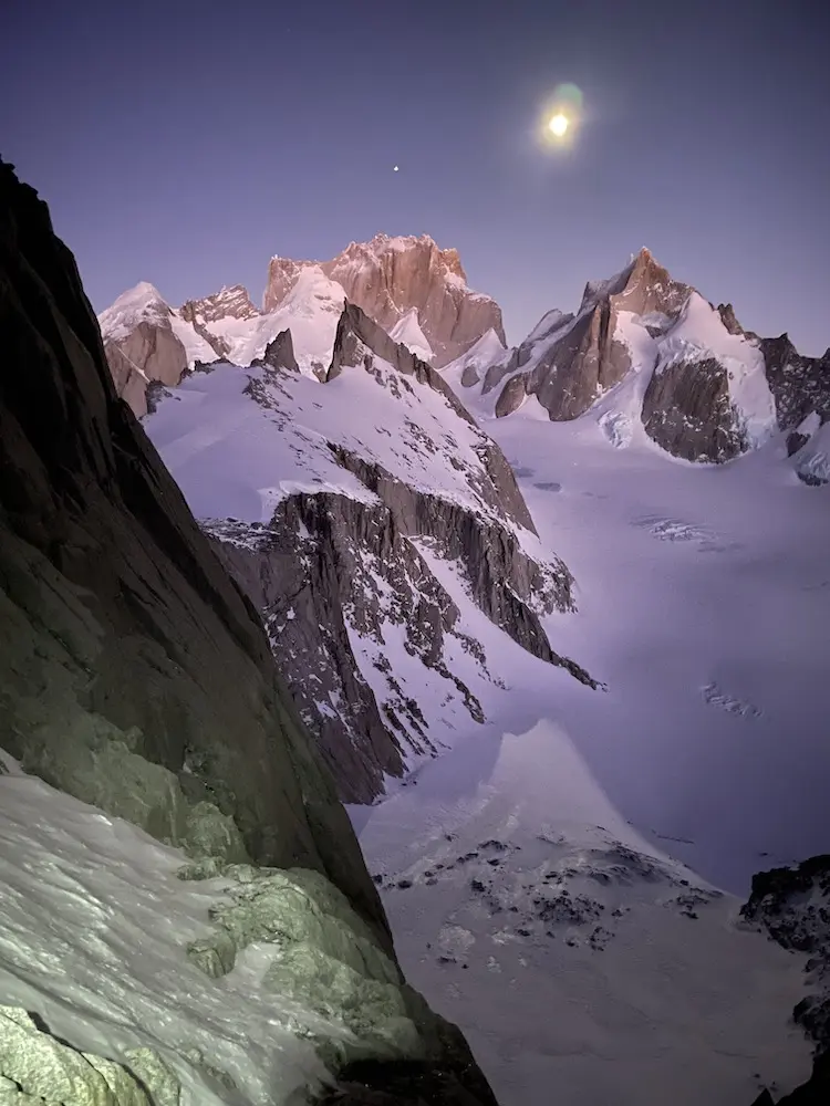 Місячний вид на вершини Torre Piergiorgio та Cerro Pollone, з нижньої частини маршруту "Supercanaleta" (1600 м, TD + 5.10 90°). Фото  Colin Haley