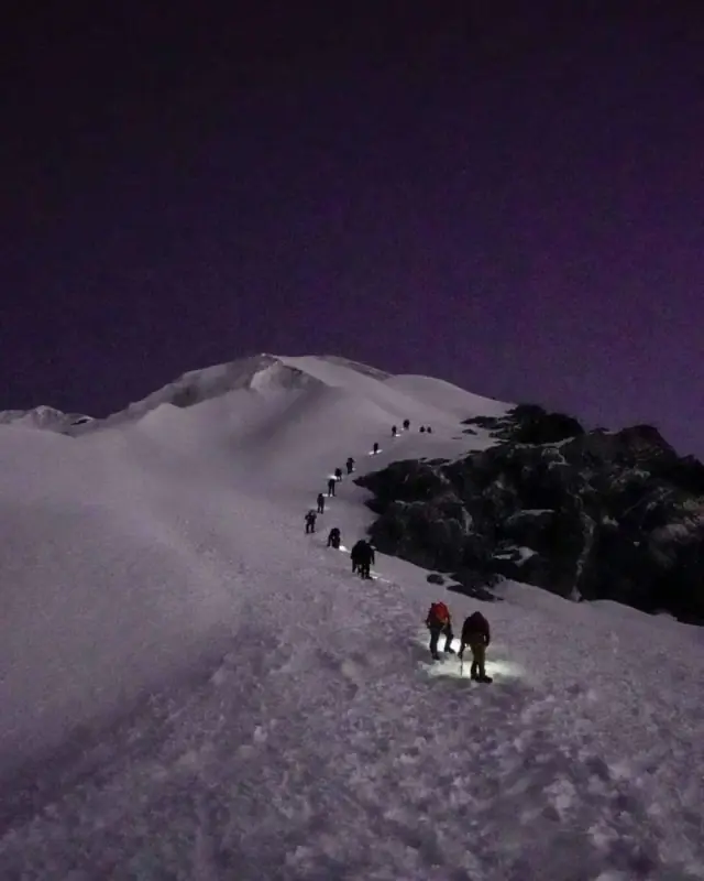 Сходження на вершину гори Лобуче (Lobuche peak) висотою 6119 метрів у Непалі. 