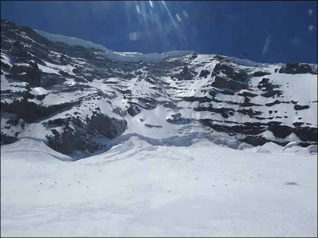 Вид на хребет Liberty Ridge гори Рейнір (Mount Rainier). Фото зроблено Службою національних парків 31 травня 2014 року