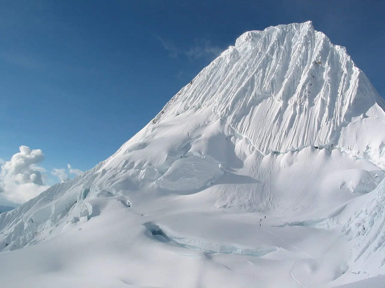 Альпамайо (Nevado Alpamayo, 5947 метрів)