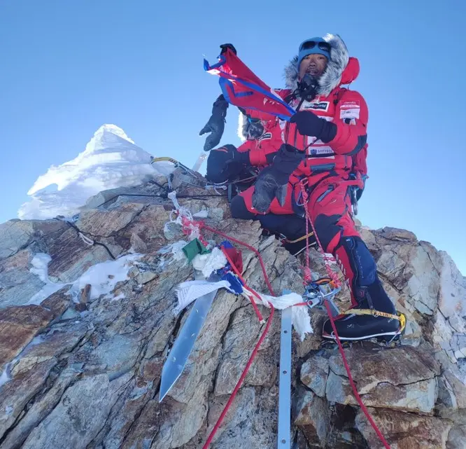 Пемба Таші на вершині Манаслу. Фото: Alex Txikon