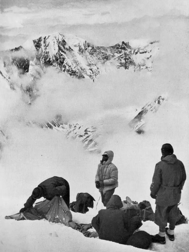 Альпіністи чекають у третьому висотному таборі, 3 липня 1951 року. Фото: The Himalayan Journal