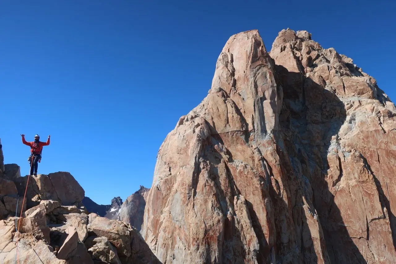 Ерік Вейхенмаєр (Erik Weihenmayer) на врешині Торре Ноте дель Пейн (Torre Norte del Paine). Фото @senoretbrothers