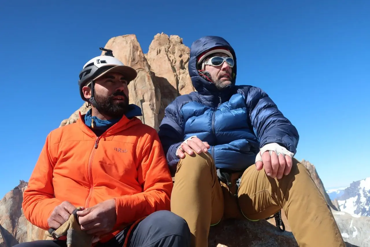 Ерік Вайхенмаєр (Erik Weihenmayer) і Феліпе Тапіа (Felipe Tapia) на Torre Norte del Paine. Фото @senoretbrothers)