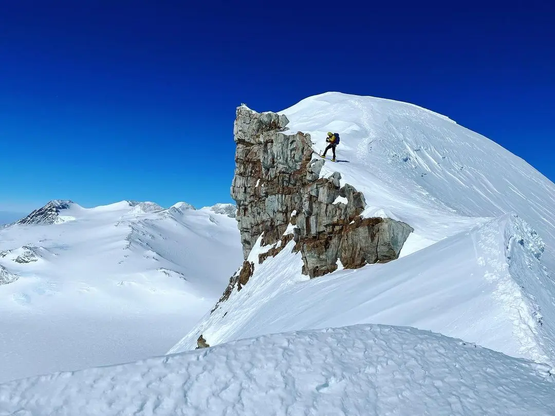 На вершині гори Шінн (Mount Shinn, 4661м). Фото Esteban "Topo" Mena