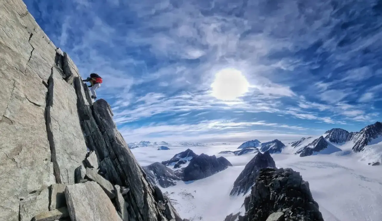 Алекс Гоннольд (Alex Honnold) та Естебан "Топо" Мена (Esteban "Topo" Mena) у сходженні на <br>вершину гори Доленс (Dolence, 1950 м). Фото Esteban "Topo" Mena