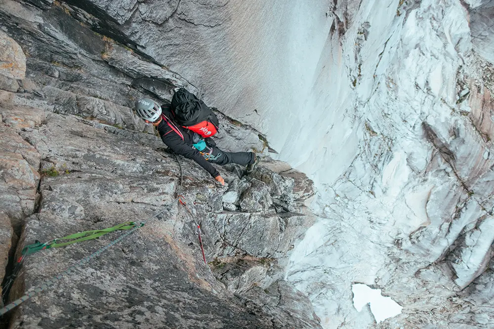 На маршруті La Chilenita (1200 m 5.11+ A0) на східній стороні гори Серро Ель Монструо (Cerro El Monstruo), у долині Кочамо (Cochamo valley), чилійська Патагонія. Фото Cristobal Señoret Zobeck