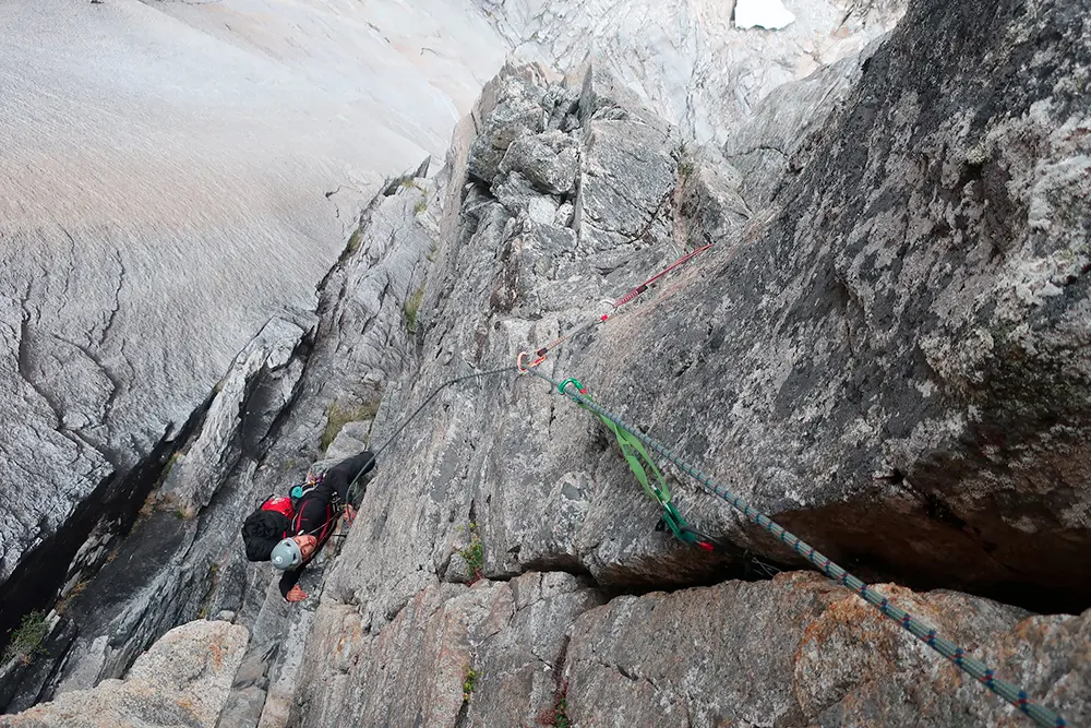 На маршруті La Chilenita (1200 m 5.11+ A0) на східній стороні гори Серро Ель Монструо (Cerro El Monstruo), у долині Кочамо (Cochamo valley), чилійська Патагонія. Фото Cristobal Señoret Zobeck