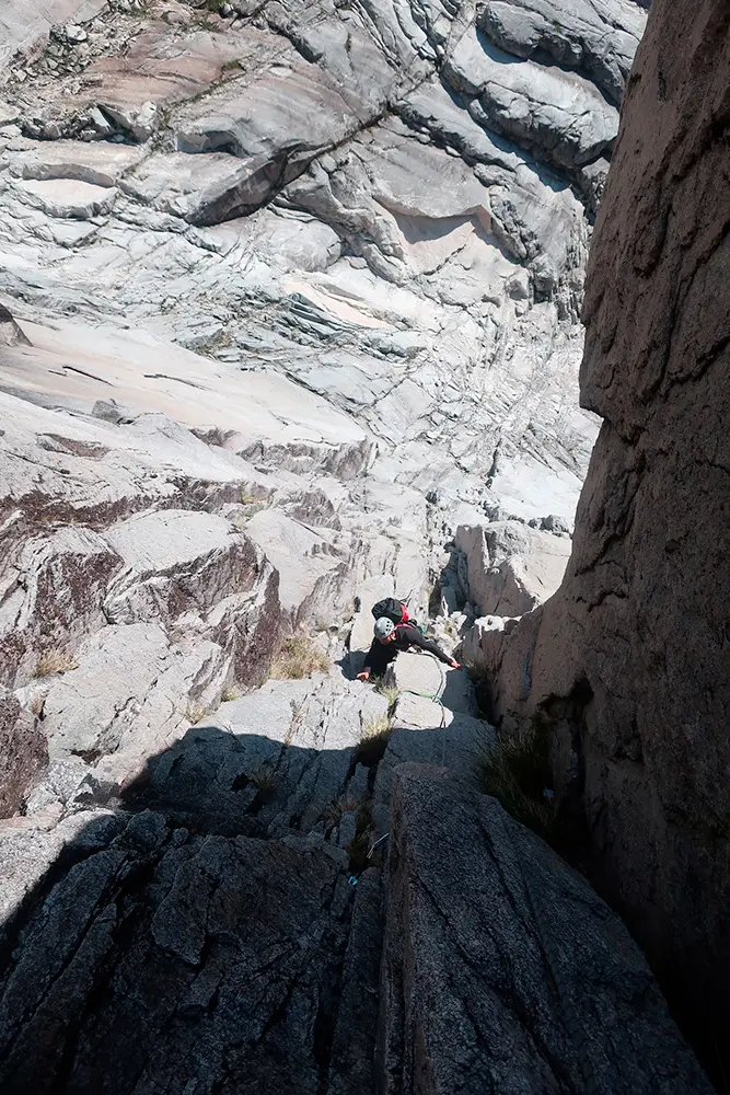 На маршруті La Chilenita (1200 m 5.11+ A0) на східній стороні гори Серро Ель Монструо (Cerro El Monstruo), у долині Кочамо (Cochamo valley), чилійська Патагонія. Фото Cristobal Señoret Zobeck