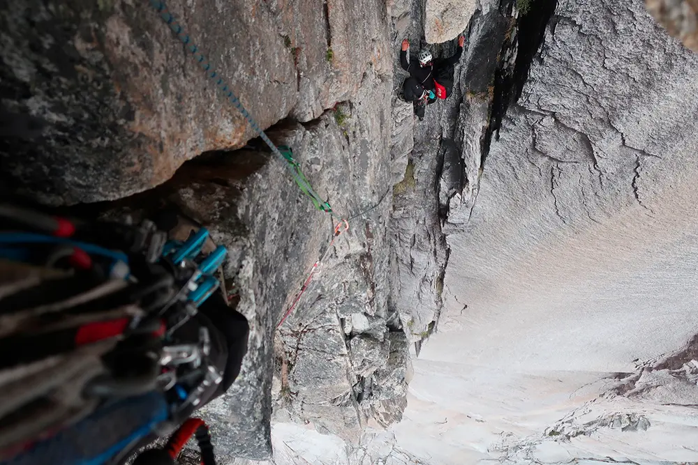 На маршруті La Chilenita (1200 m 5.11+ A0) на східній стороні гори Серро Ель Монструо (Cerro El Monstruo), у долині Кочамо (Cochamo valley), чилійська Патагонія. Фото Cristobal Señoret Zobeck