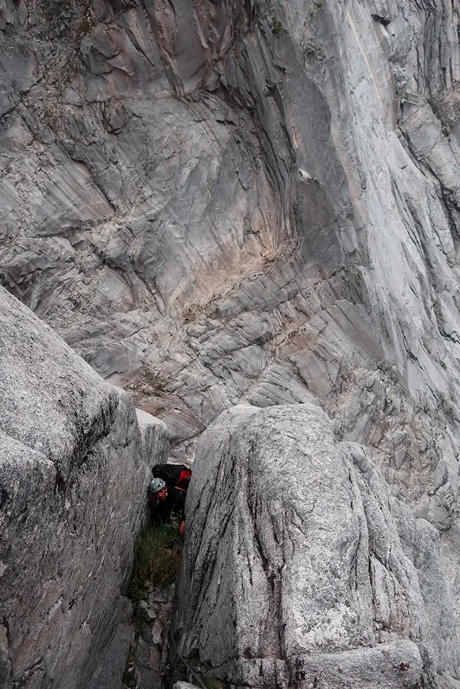 На маршруті La Chilenita (1200 m 5.11+ A0) на східній стороні гори Серро Ель Монструо (Cerro El Monstruo), у долині Кочамо (Cochamo valley), чилійська Патагонія. Фото Cristobal Señoret Zobeck