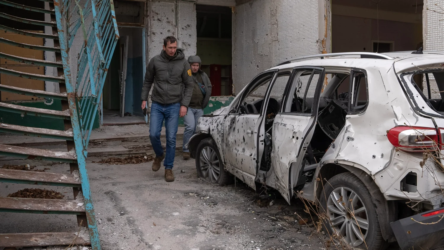 Міша в пошкодженому дитсадку на Салтівці, мікрорайоні Харкова, на північному сході України. Фото: Emily Johnston