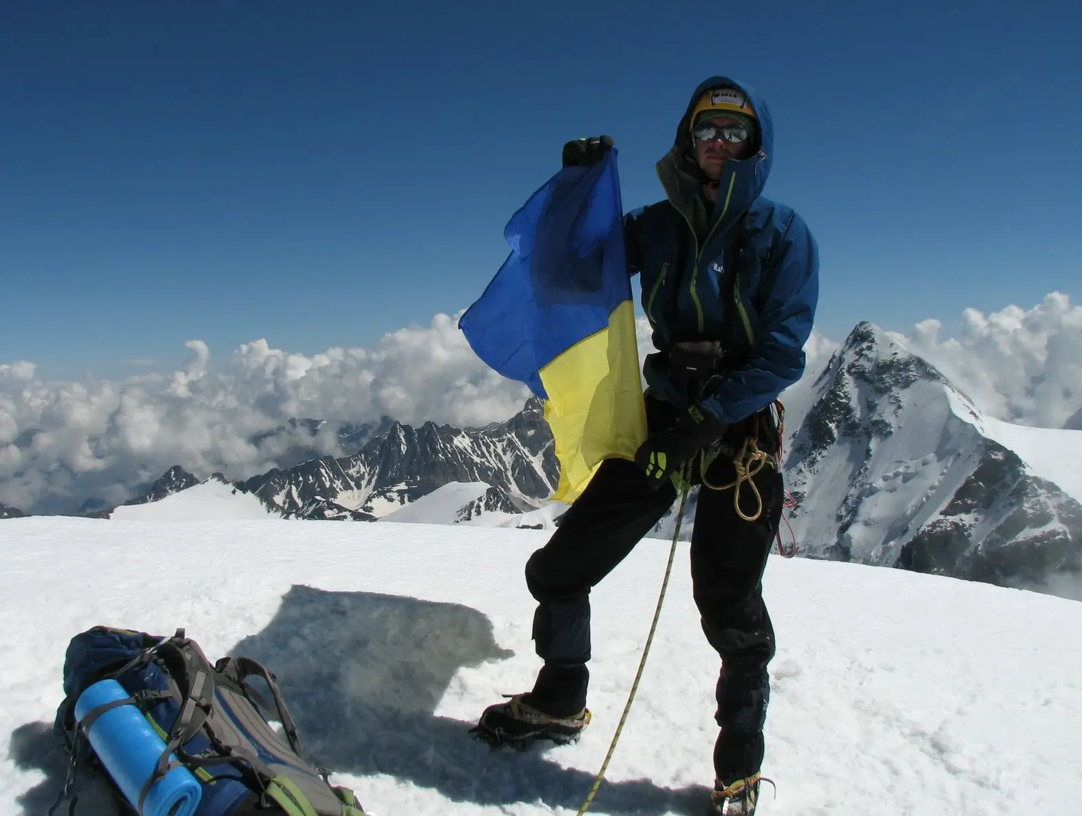 Михайло Поддубнов на вершині нового маршруту Північною стіною гори Тетнульд (4853м). Фото Михайло Поддубнов