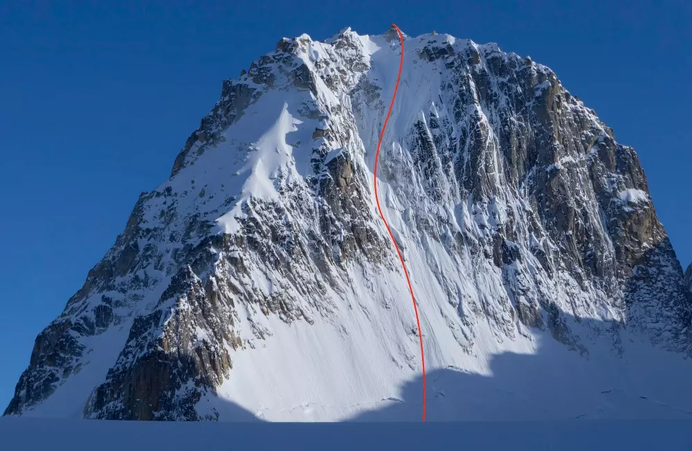 Маршрут Borealis Face (85° лід/сніг, 609 метрів) по північно-західній стіні гори Цітадель (Citadel, 2535 метрів) на Алясці. Фото Zach Lovell