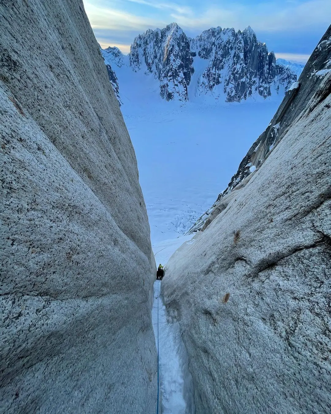 На маршруті  „Blood from the Stone” (5.9 A1 M7 AI6+ X, 1500 метрів) на гору Дікі (Mount Dickey, 5250 метрів) на Алясці. Фото Matt Cornell