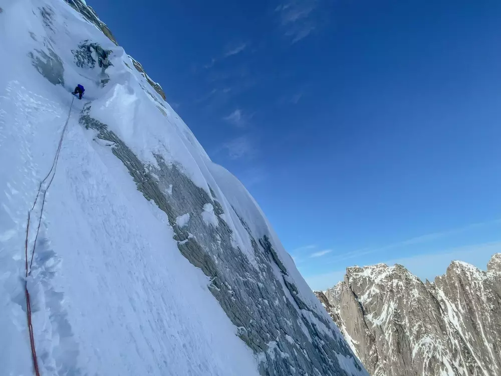 Маршрут Borealis Face (85° лід/сніг, 609 метрів) по північно-західній стіні гори Цітадель (Citadel, 2535 метрів) на Алясці. Фото Zach Lovell