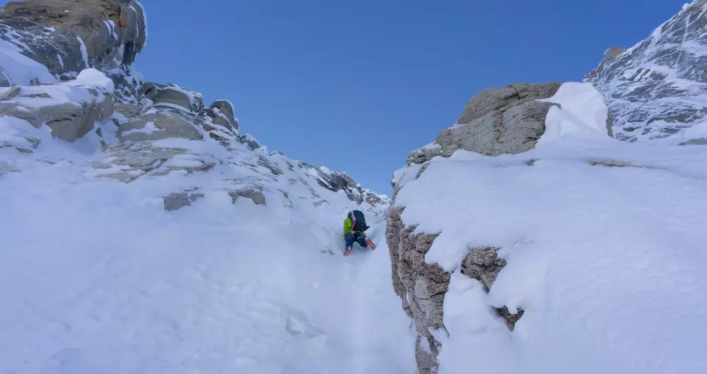 Маршрут Borealis Face (85° лід/сніг, 609 метрів) по північно-західній стіні гори Цітадель (Citadel, 2535 метрів) на Алясці. Фото Zach Lovell