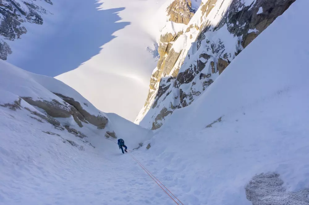 Маршрут Borealis Face (85° лід/сніг, 609 метрів) по північно-західній стіні гори Цітадель (Citadel, 2535 метрів) на Алясці. Фото Zach Lovell