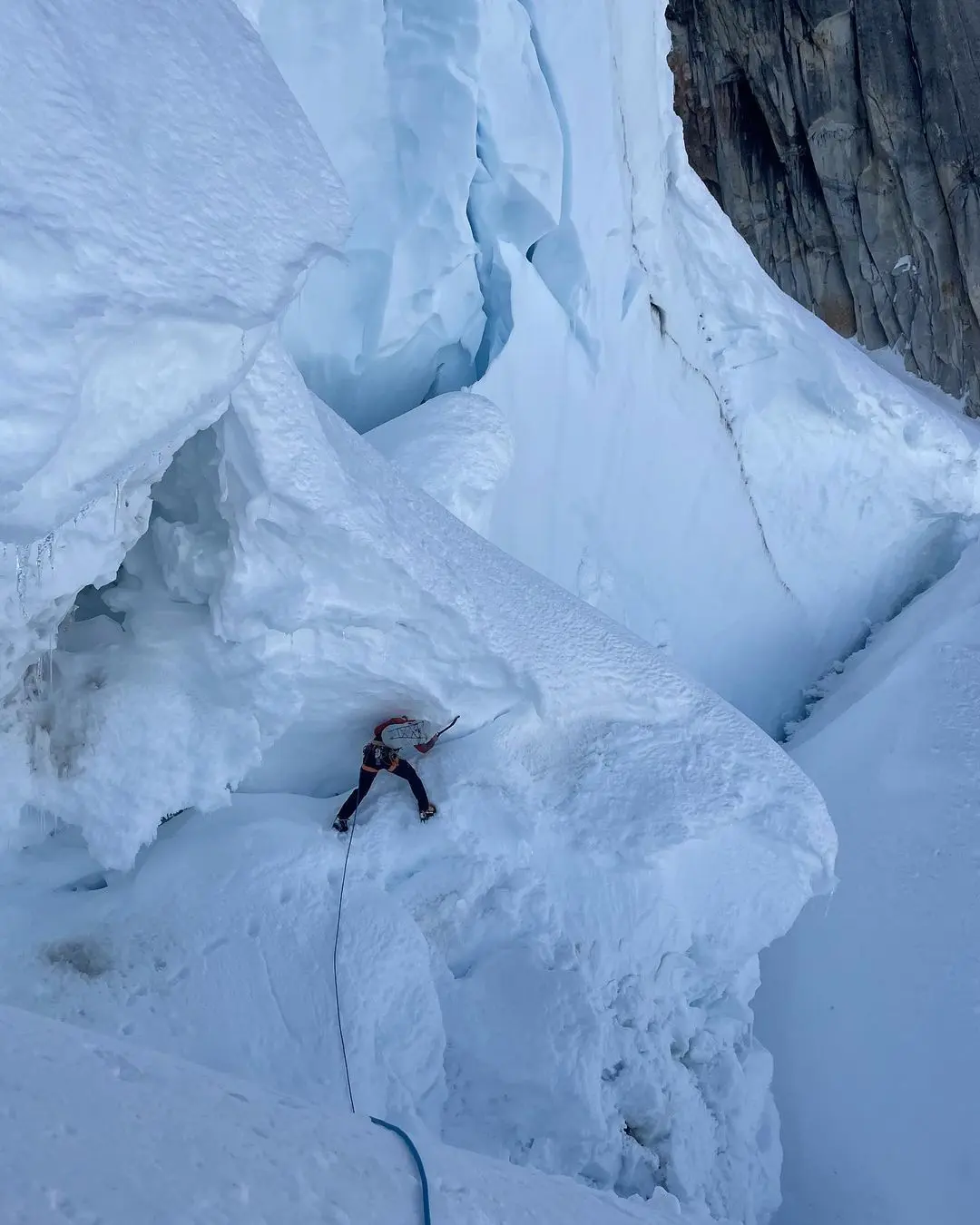 На маршруті  „Blood from the Stone” (5.9 A1 M7 AI6+ X, 1500 метрів) на гору Дікі (Mount Dickey, 5250 метрів) на Алясці. Фото Matt Cornell