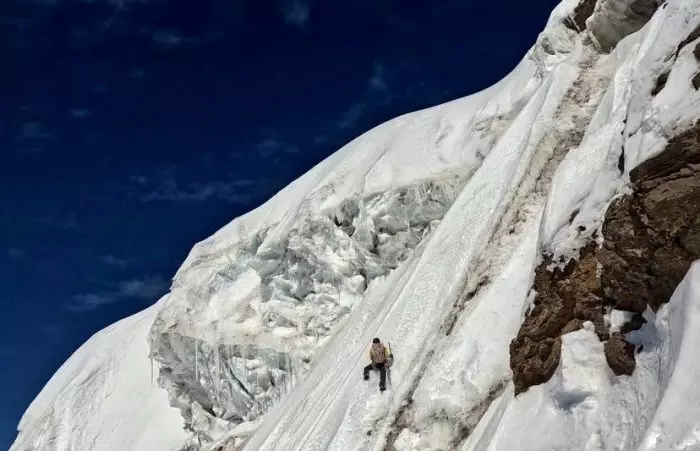 Сходження по маршруту “Japones Directo” (1,100m, 5.10a, WI6) по північній стіні Невадо Аузангате ( Nevado Ausangate, 6384-метрів) у Перуанських Андах. Фото  Yudai Suzuki/Kei Narita