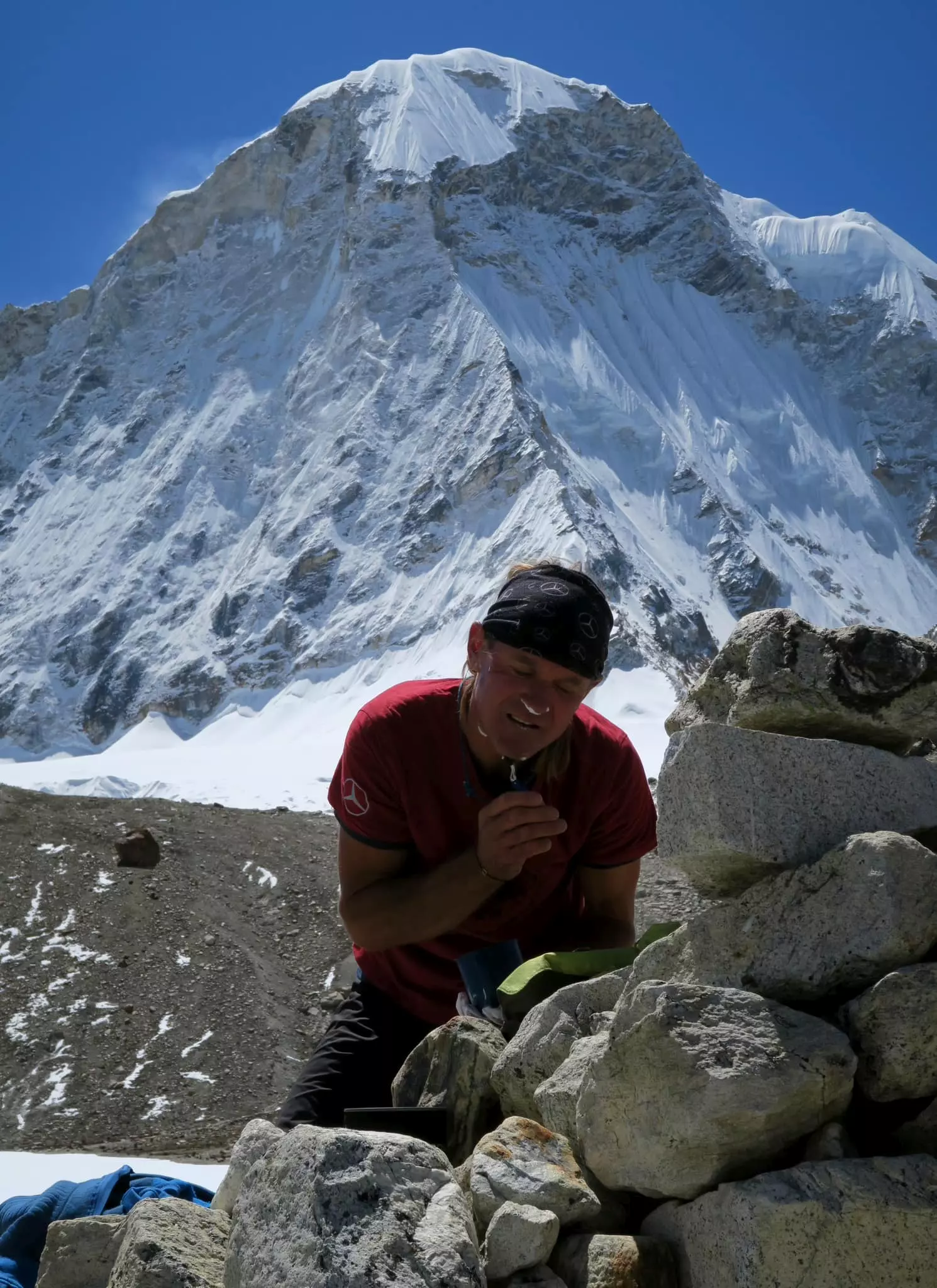 Марек Голечек (Marek Holeček) біля північно-східній стіни піка Сура (Sura Peak, 6764 м). Фото Marek Holeček