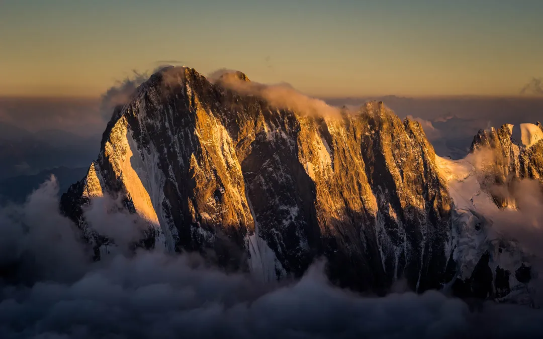 Гранд-Жорас (Grandes Jorasses) заввишки 4208 метрів.