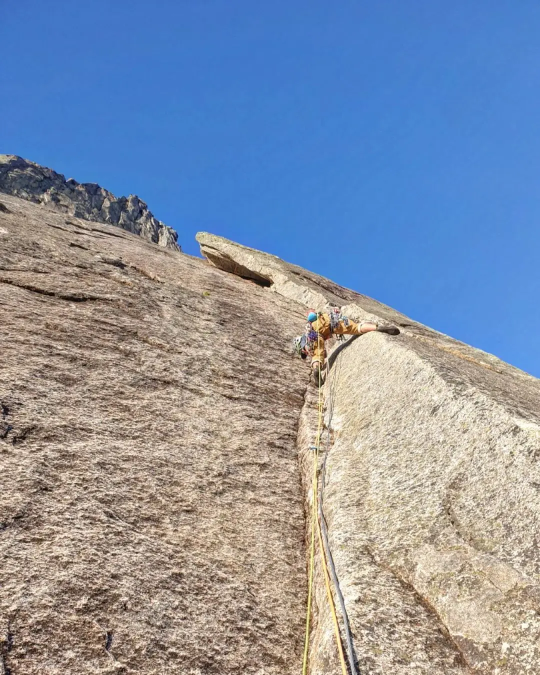 на маршруті "South West Face route" по північно-західній стіні гори Штетінд (Stetind) у Норвегії. Фото Joda Dolmans