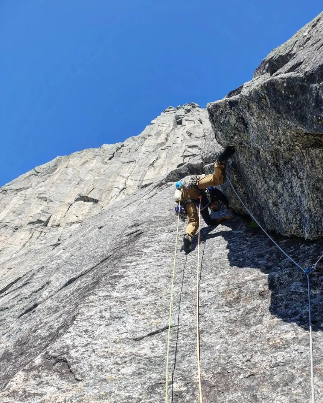 на маршруті "South West Face route" по північно-західній стіні гори Штетінд (Stetind) у Норвегії. Фото Joda Dolmans