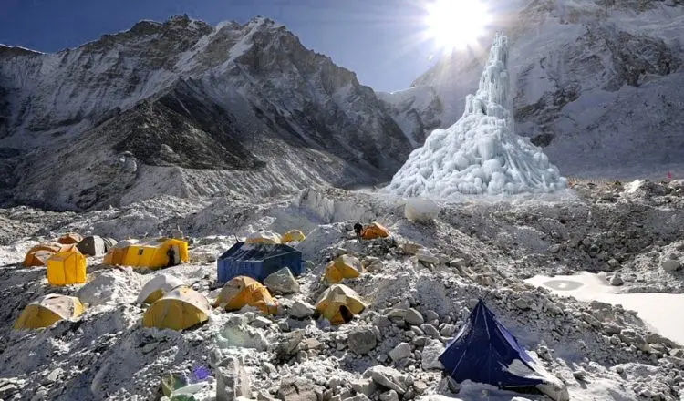 Симуляція штучного льодовика в базовому таборі Евересту. Фото The NeverRest Project