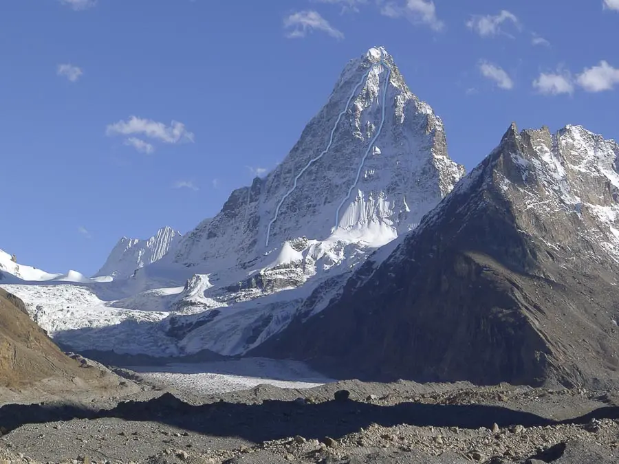 Вид на північну стіну Гагшу Пік (Hagshu Peak, 6515 м, Східний Кіштвар, Індія). Маршрути 2014 року: маршрут словенської команди справа, маршрут британської команди - зліва 