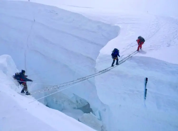 Проходження льдоспаду Кхумбу на Евересті. Фото Onestep4ward