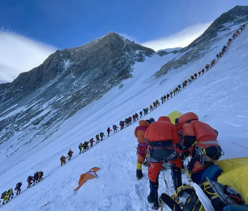 Черга з альпіністів на схилі Евересту. Фото Ngaa Tenji Sherpa