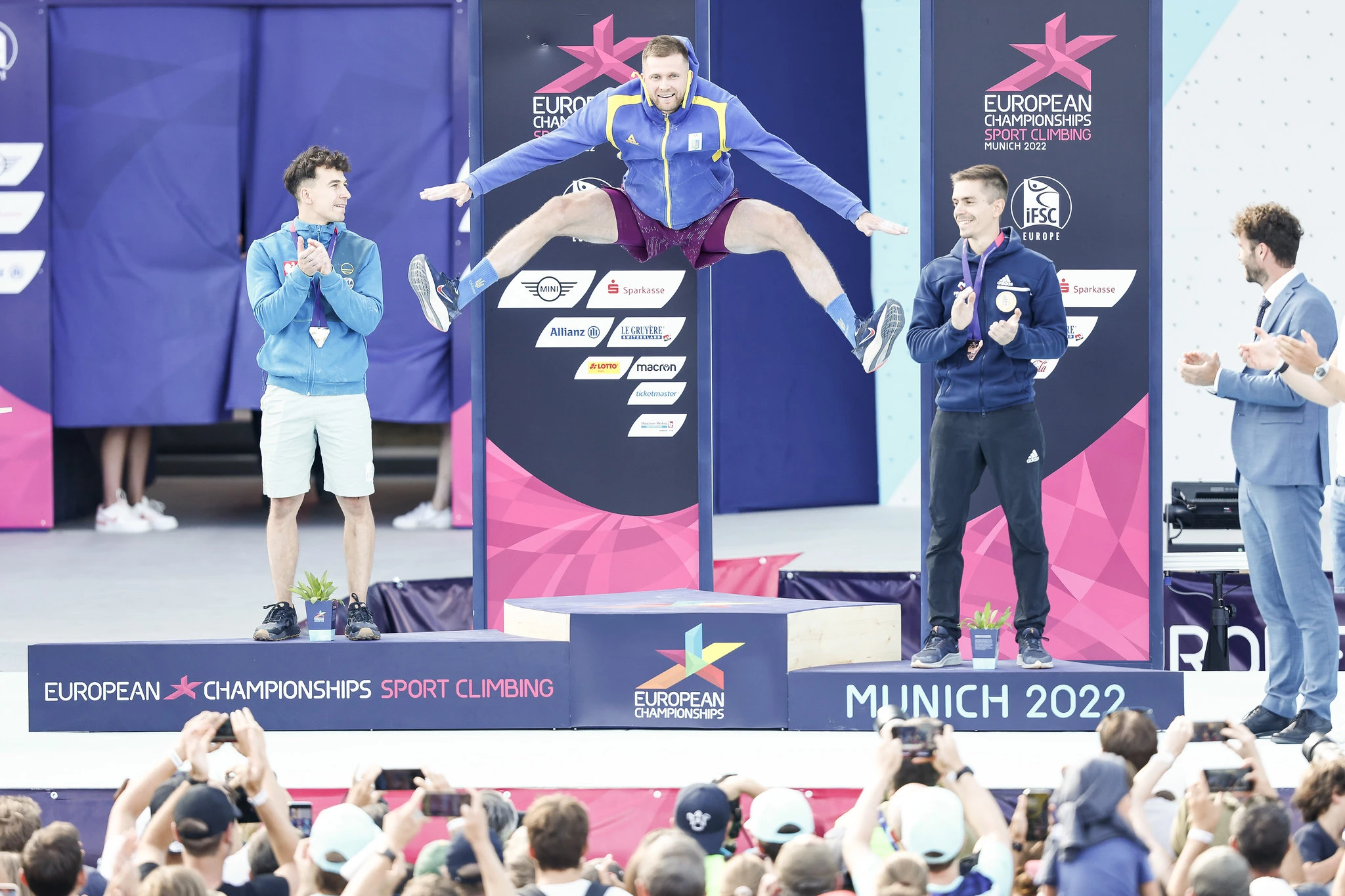 Даниїл Болдирєв з України стрибає від радості після емоційної перемоги у швидкості в Мюнхені. Фото Dimitris Tosidis / IFSC