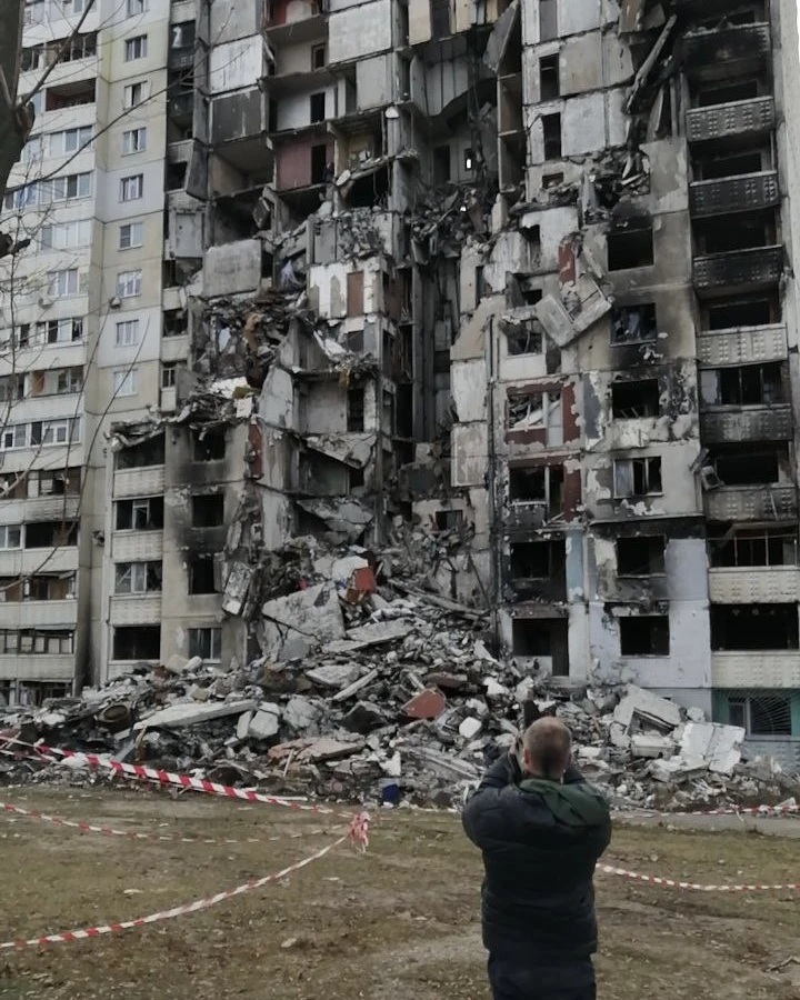 Даниїл фотографує зруйнований росіянами житловий будинок в Україні. Фото Matt Groom