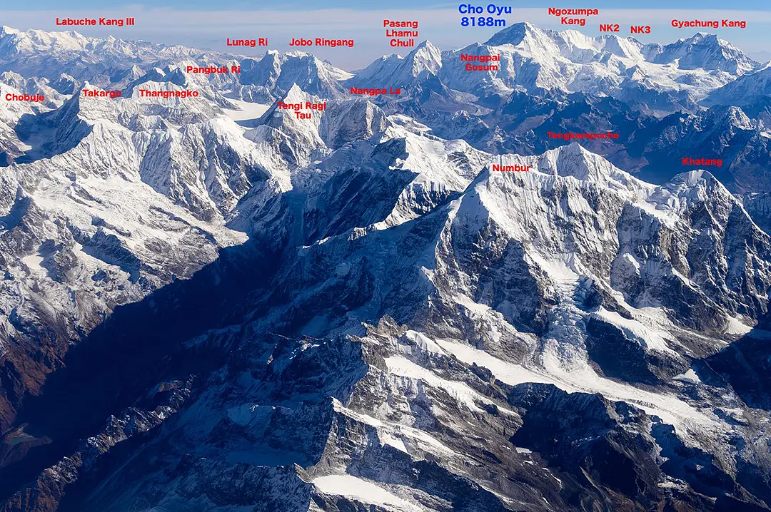 В центрі праворуч на фото - гора Тенгкангпоче (Tengkangpoche / Teng Kang Poche , 6487м), Непал. Фото Ash Routen для ExplorersWeb  