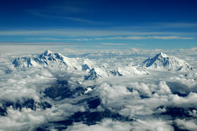 Вид на Еверест з літака у напрямку з Непалу в Бутан