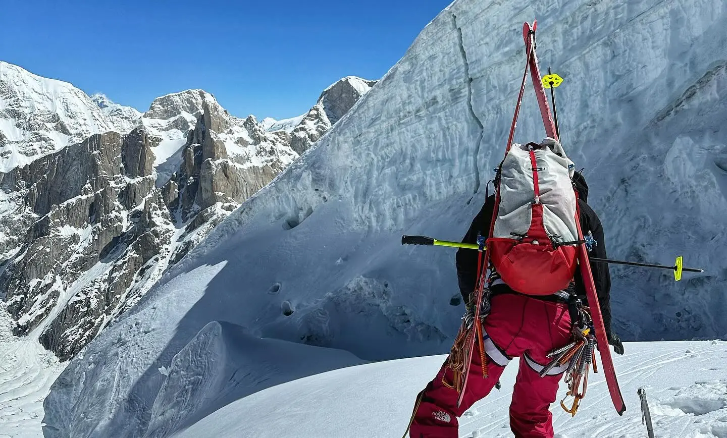 Перший гірськолижний спуск з вершини Великої Вежі Транго (The Great Trango Tower). Фото The North Face 