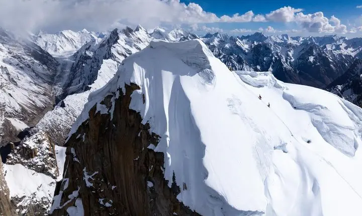 Перший гірськолижний спуск з вершини Великої Вежі Транго (The Great Trango Tower). Фото The North Face 