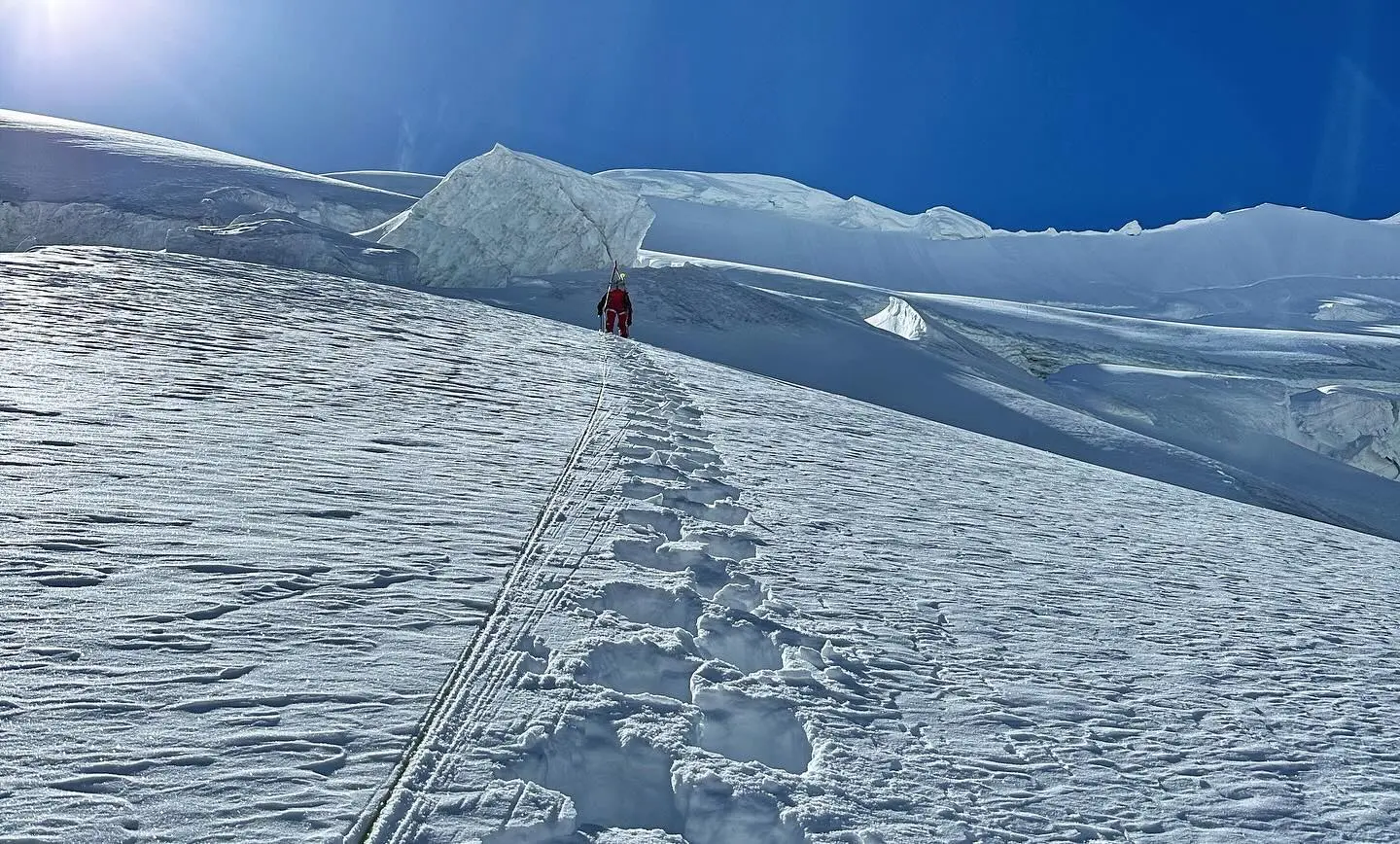 Перший гірськолижний спуск з вершини Великої Вежі Транго (The Great Trango Tower). Фото The North Face 